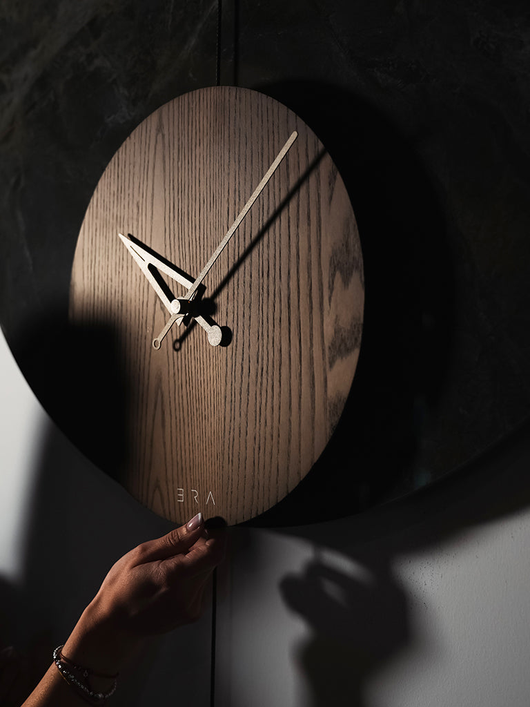 Minimalismo vs. Massimalismo: L'Orologio da Parete che Trasforma la Tua Casa